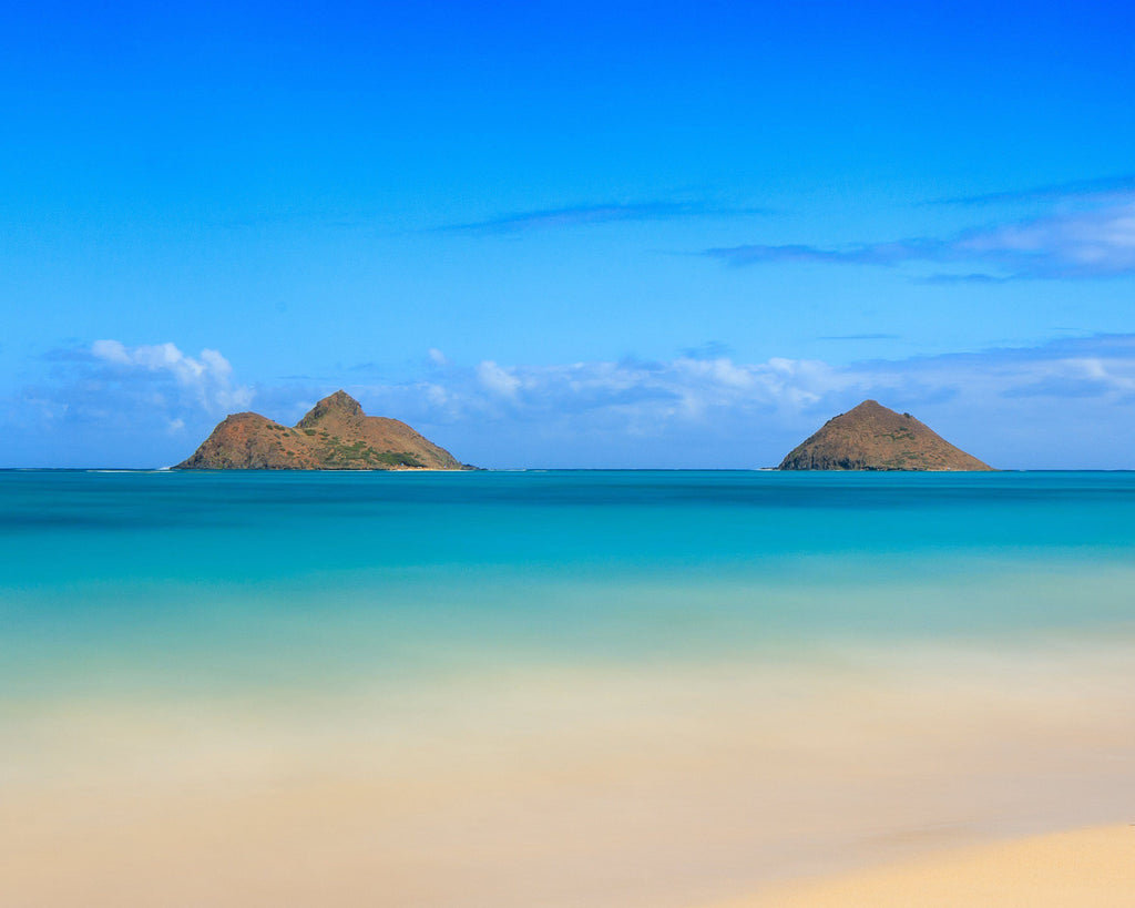 Beautiful sandy beach with emerald water on Oahu, Hawaii.