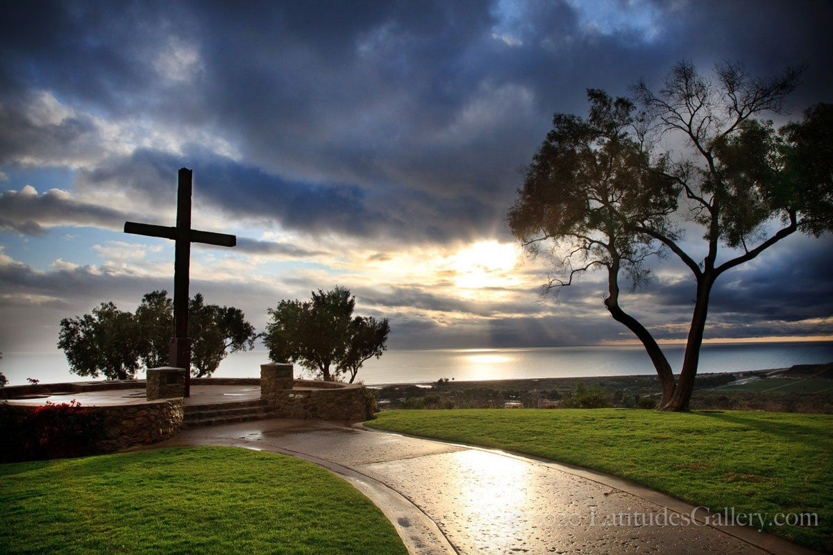 God Crosslight Godlight at the Cross - Sunlight & Stormy Sky Above Cross Photo ...